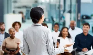 تحويل المُتشكِّكين إلى أبطال: 5 استراتيجيات فعَّالة للتعامل مع المشكِّكين في فريق العمل