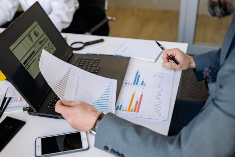 كيف تجهز شركتك في الإمارات/السعودية لـ "غرفة البيانات" الجاهزة؟ | دليل إنجاز عملية العناية الواجبة