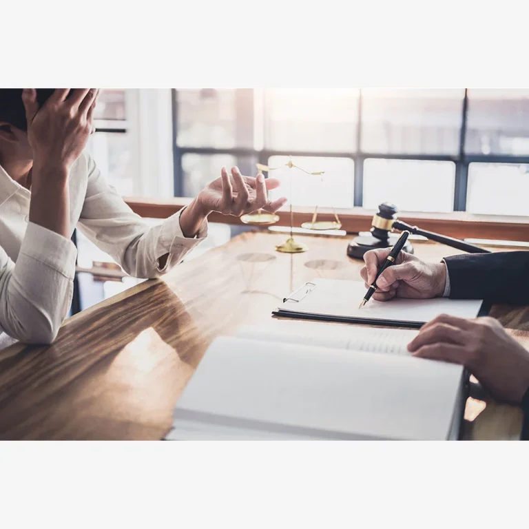 تجاوز العقبات القانونية والتنظيمية لدخول السوق في الإمارات والسعودية | دليل خبراء 2025